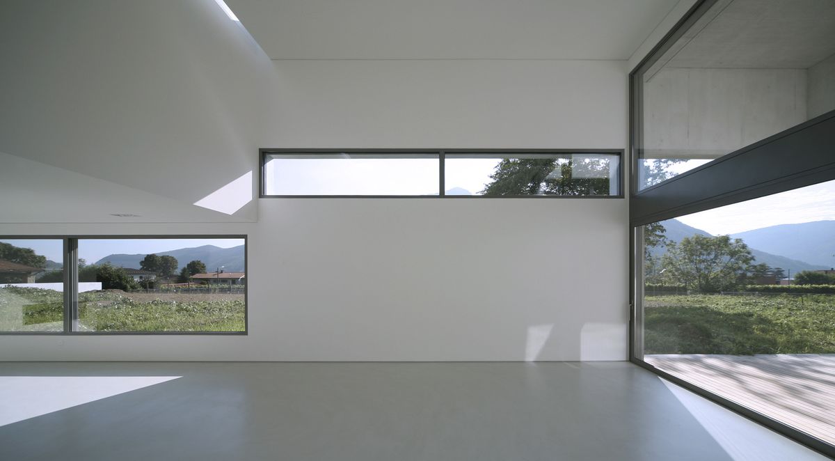 weißer Raum mit Fenstern, lichtdurchflutet, Retanol Estrich